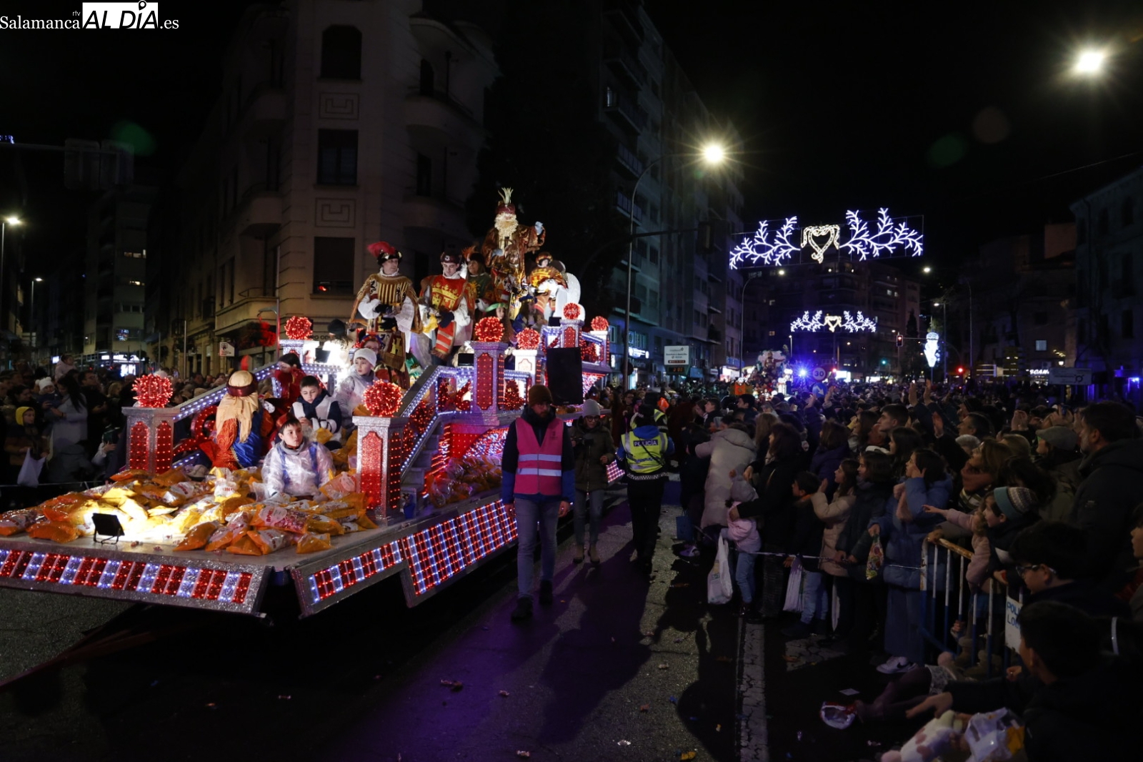 Salamanca vence a la lluvia y se vuelca con la Cabalgata de Reyes (GALERÍA DE FOTOS)