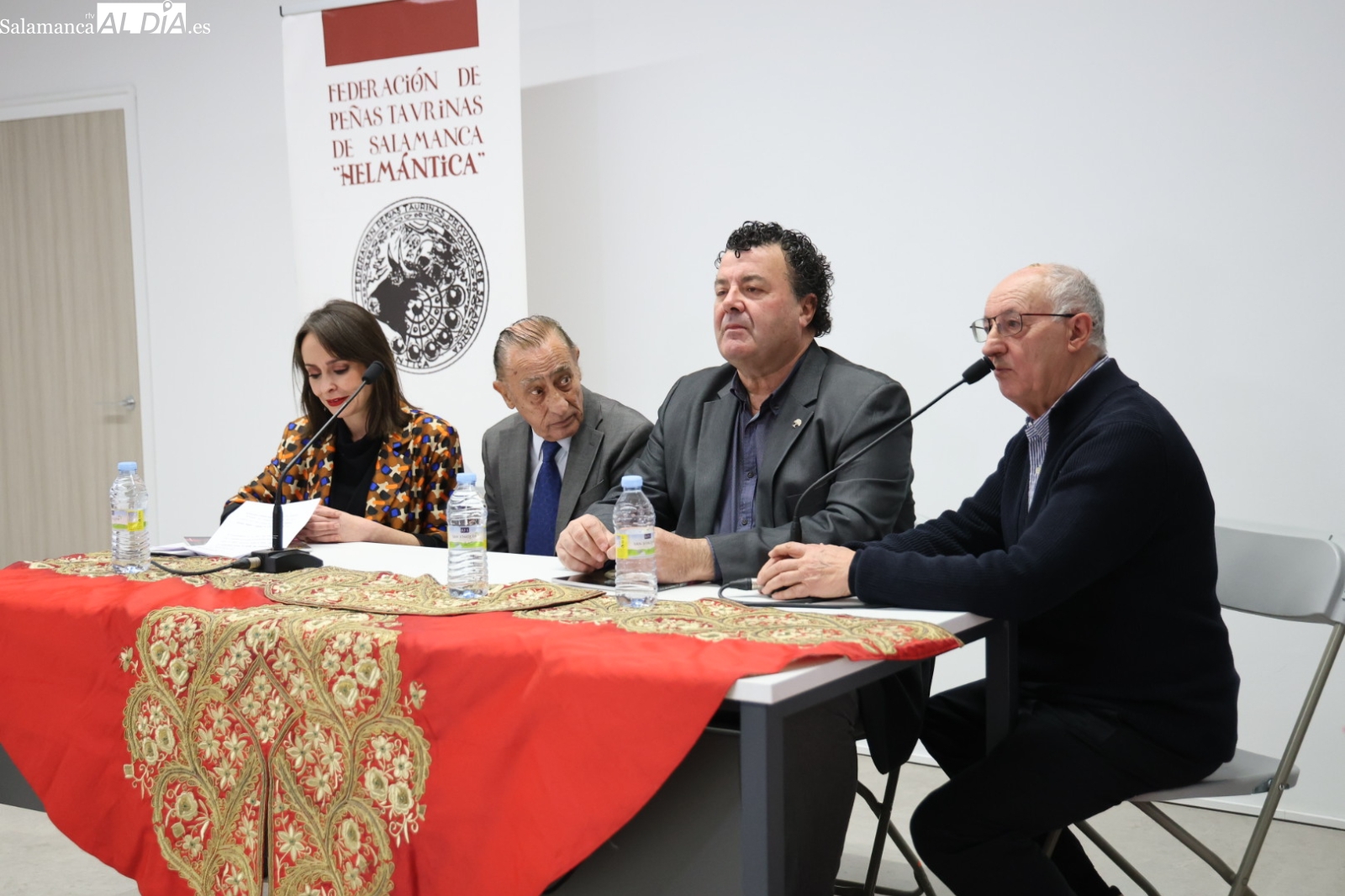 La Federación de Peñas da inicio a los actos en homenaje a Julio Robles con un coloquio (FOTOS)
