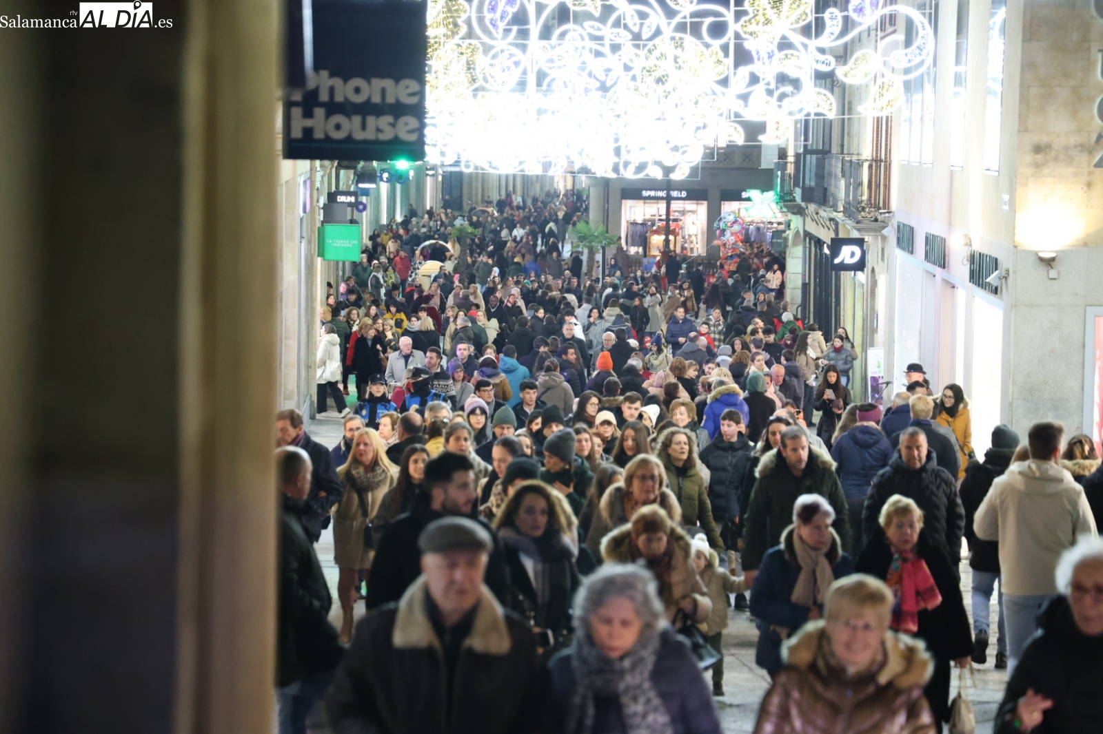 (FOTOS) La calle Toro, un hervidero por las últimas compras para el Día de Reyes