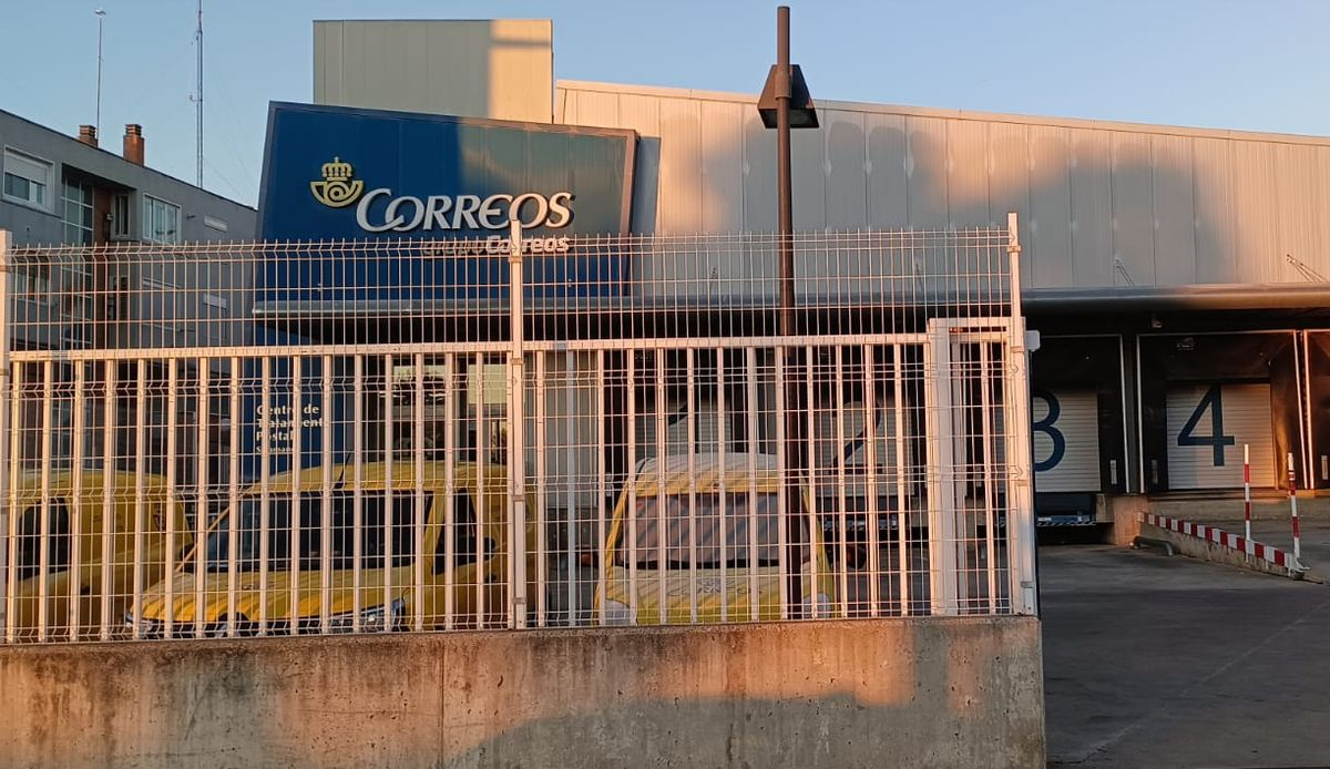 Neumáticos en mal estado, frenos sin revisar, fallos en la dirección... en los vehículos de Correos en Salamanca