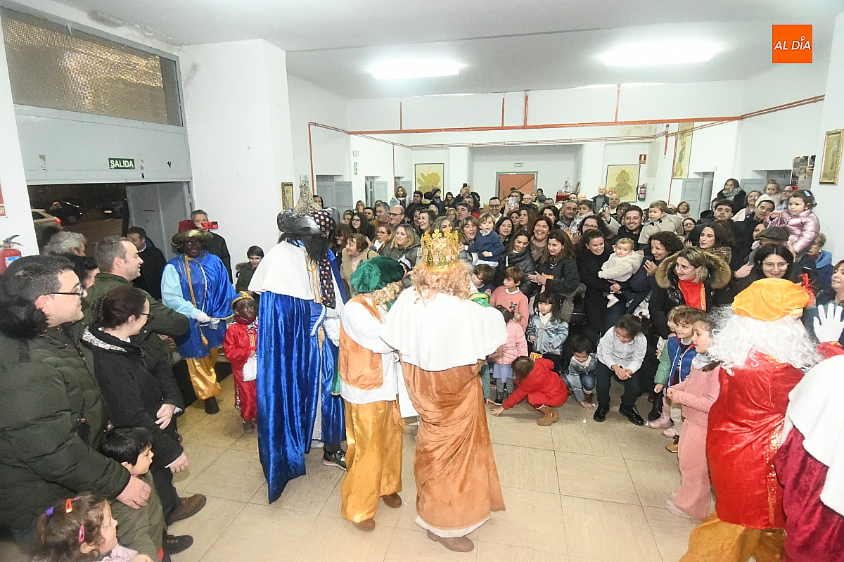 Los oñorenses reciben calurosamente a los Reyes Magos tras una deslucida Cabalgata a causa de la lluvia