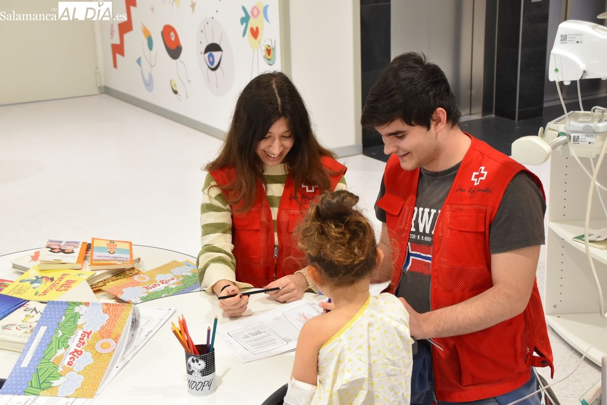 Sonrisas para los niños ingresados en el Hospital de Salamanca: Una tarde con el voluntariado de Cruz Roja Juventud  (FOTOS)