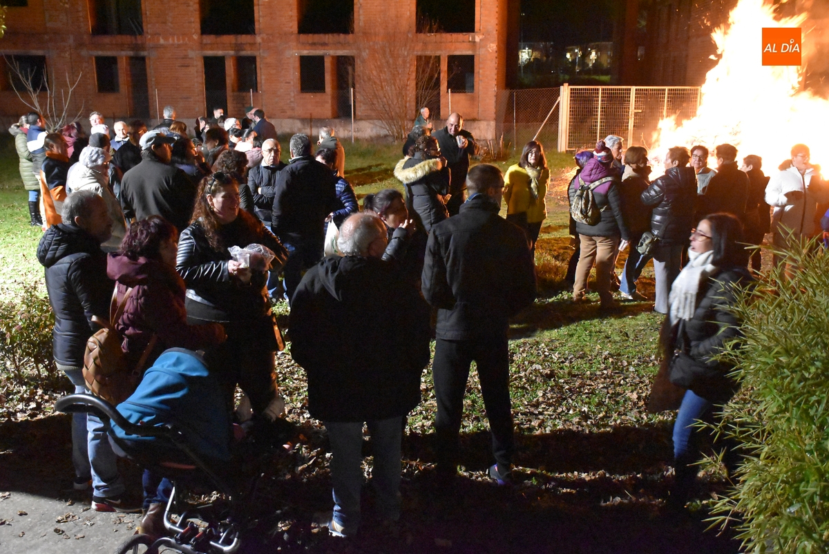 El inicio de los actos por San Antón en El Puente ‘sufre’ por el Toro de San Sebastián