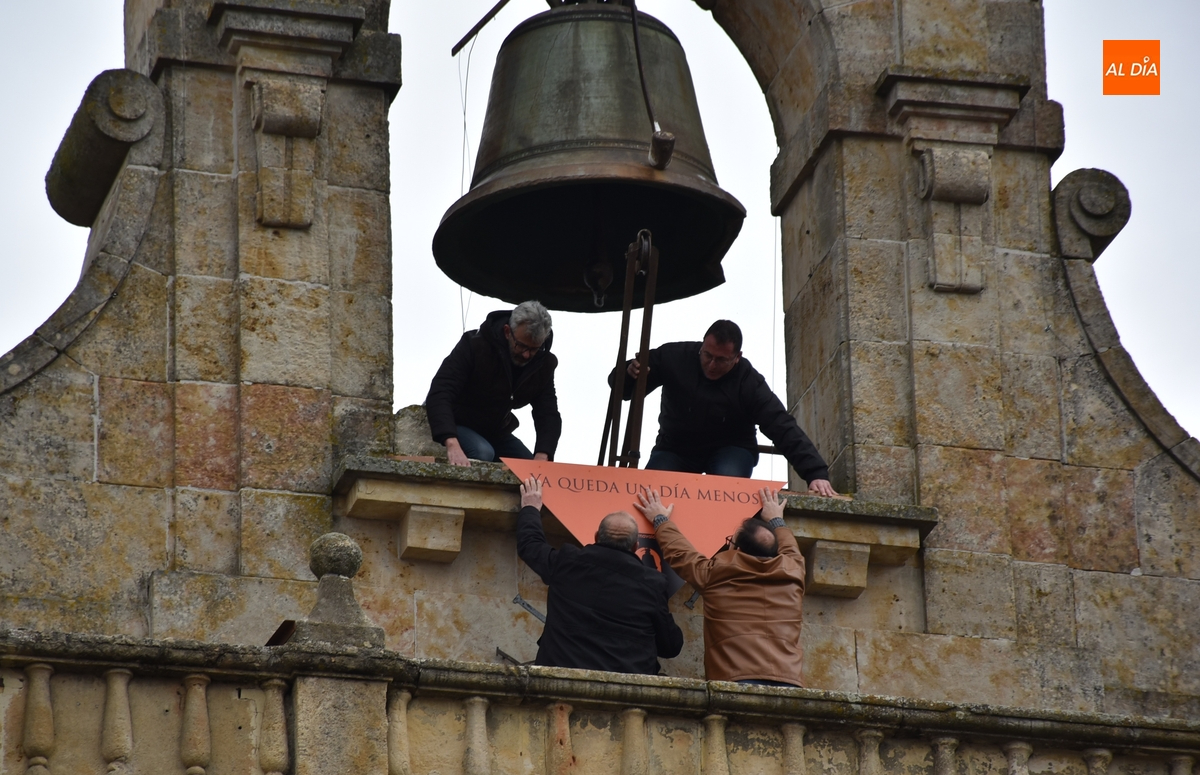 Colocado bajo la campana un pañuelo farinato para simbolizar la cuenta atrás hacia el Carnaval