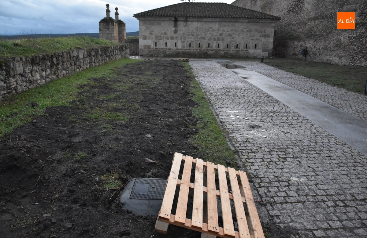 Empiezan a ser retirados los bolardos de luz del Paseo Fernando Arrabal para dar paso a farolas