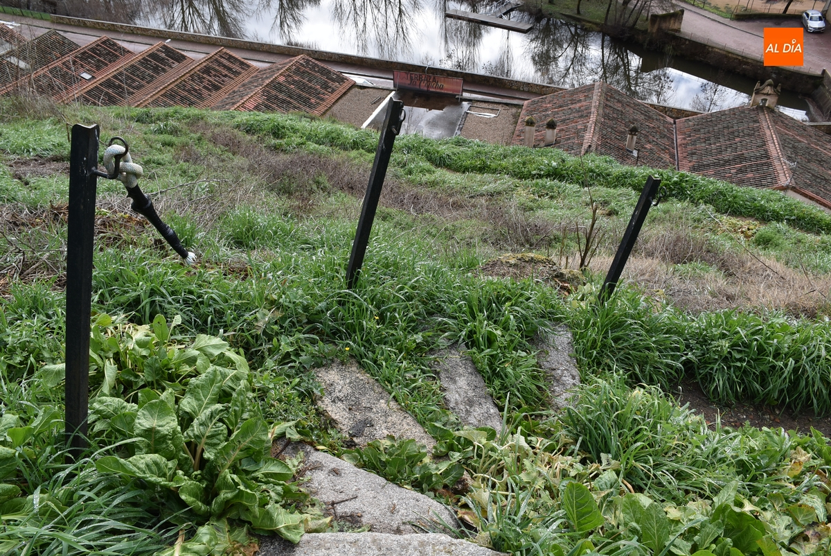 Cortada y sustraída una de las cuerdas que sirven de pasamanos en la Cuesta de las Emes