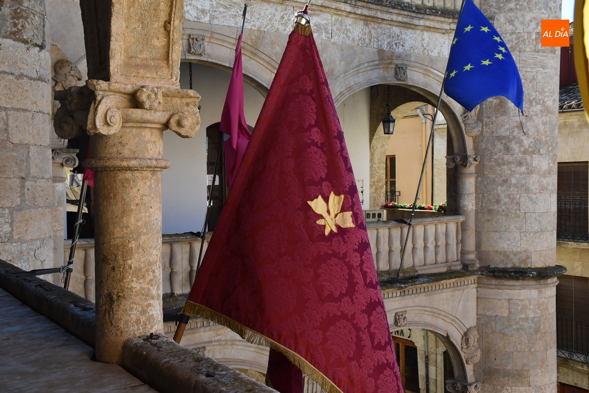 La balconada de la Casa Consistorial añade a las banderas el pendón de San Sebastián