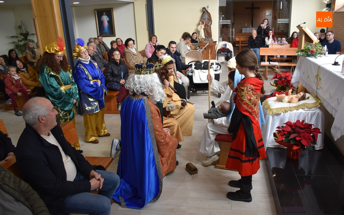 Los Reyes llevan oro, incienso y mirra a un Niño Jesús ‘de verdad’ en El Salvador