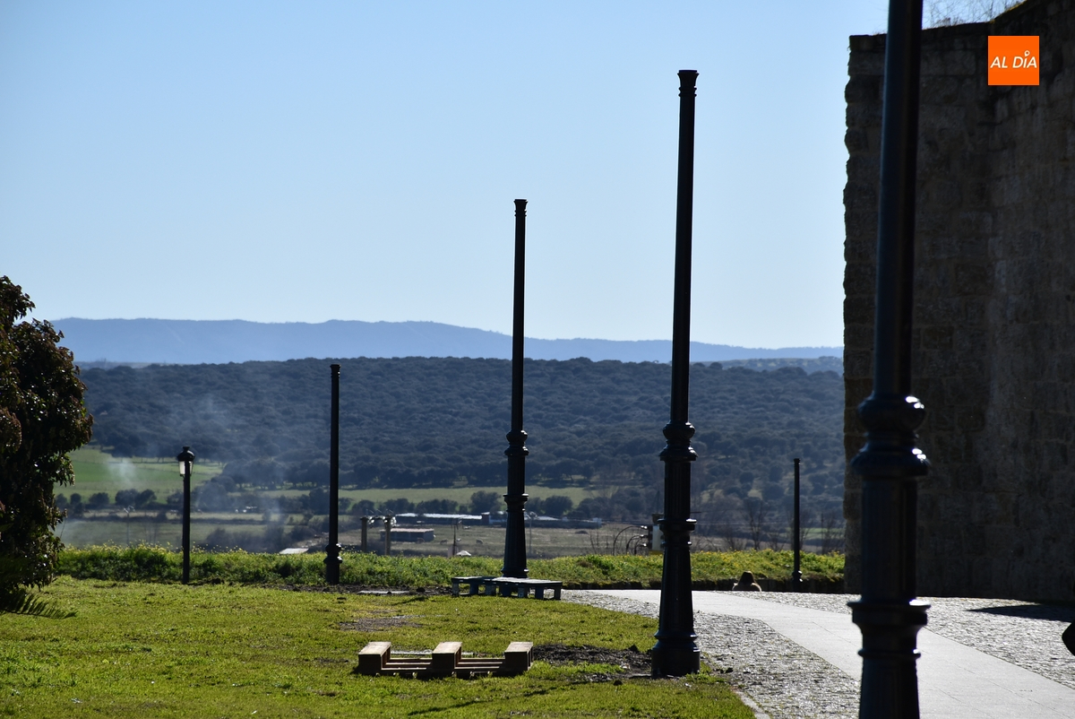 El Paseo Fernando Arrabal da la bienvenida a sus nuevas farolas
