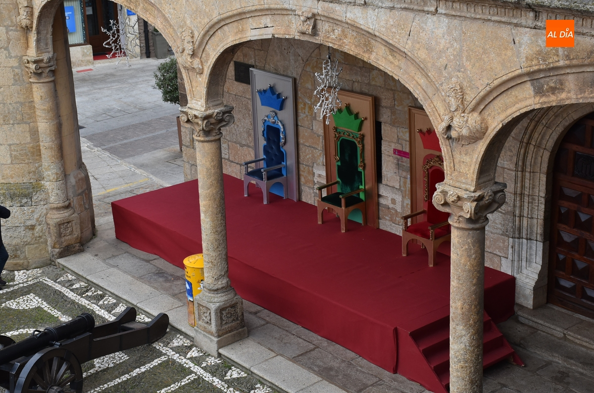 Preparado el estrado para la recepción real de este domingo