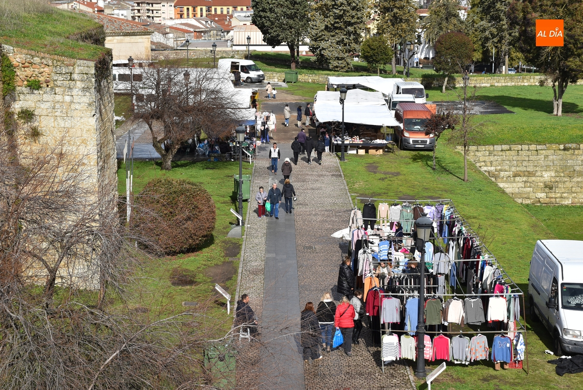Atípica sesión del mercadillo sabatino con la ausencia de numerosos puestos