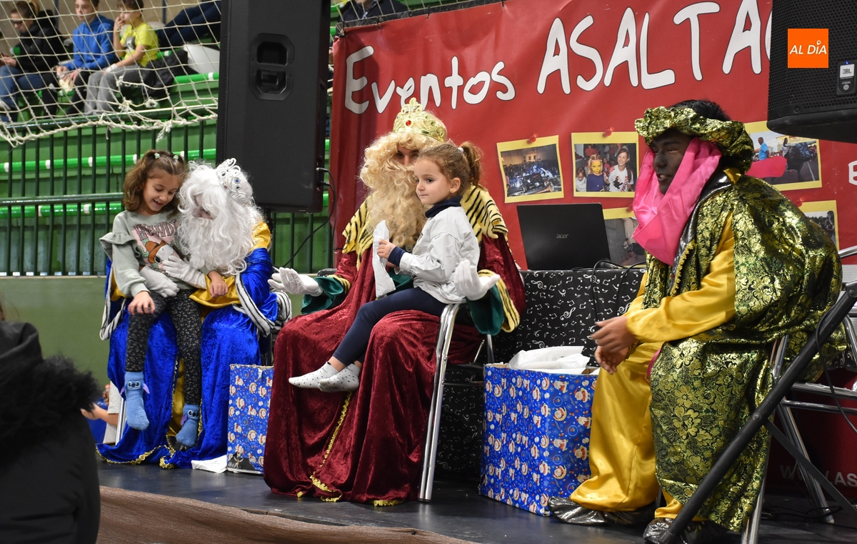 Los Reyes Magos se pasan por Navilandia con obsequios para todos los chavales