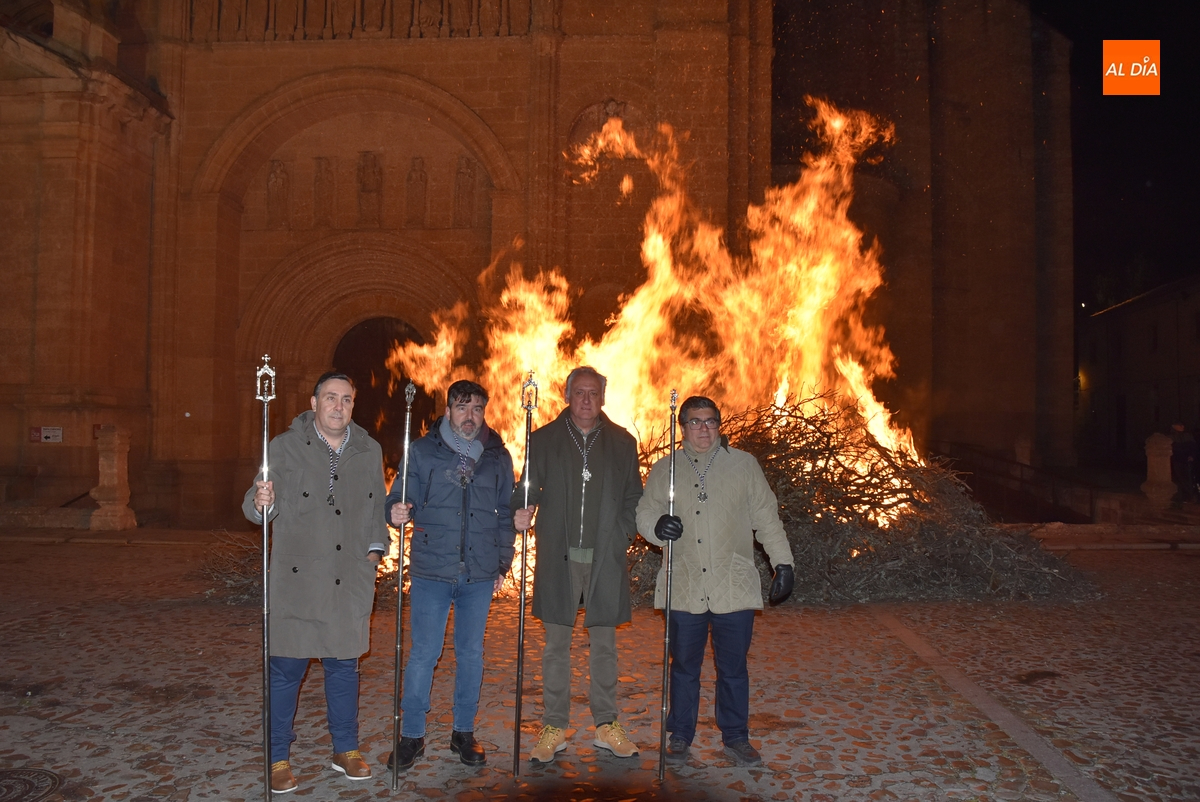Una majestuosa hoguera ilumina el arranque de las horas culminantes en honor al patrón