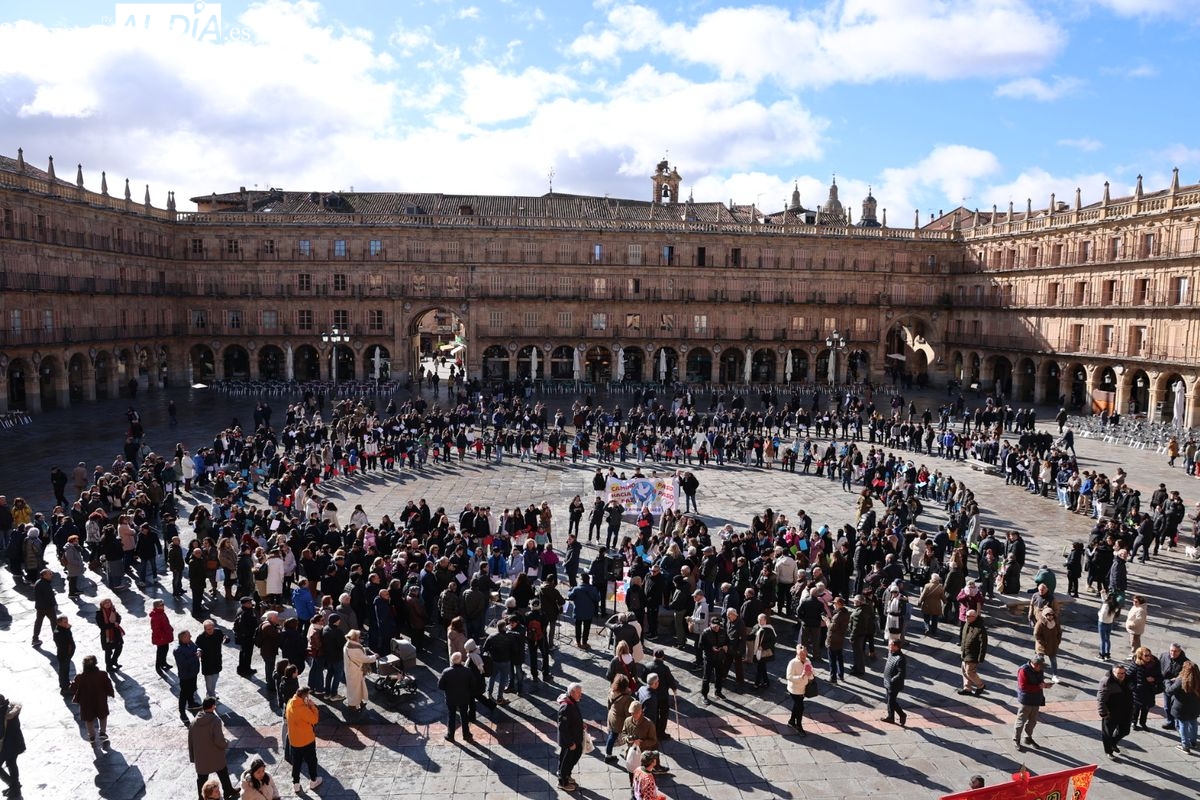 FOTOS y VÍDEO | Cientos de escolares celebran el Día de la Paz en la Plaza Mayor de Salamanca