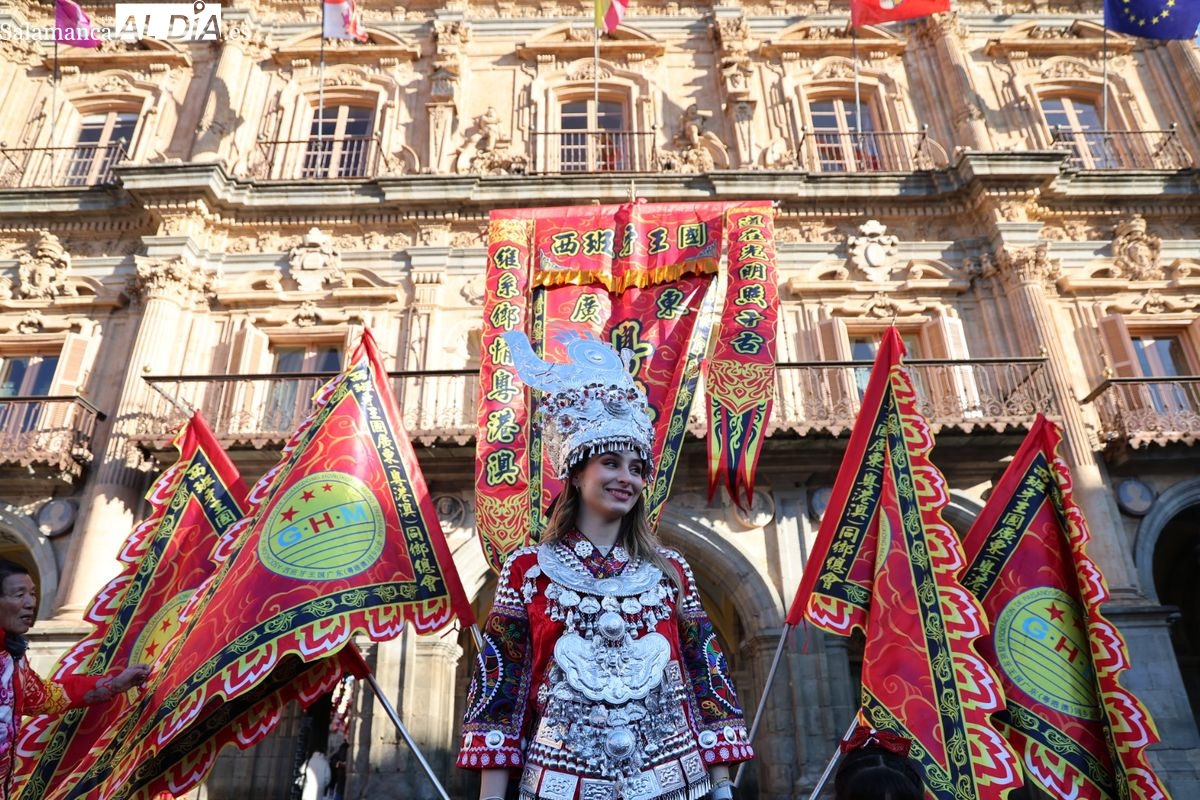 VÍDEO y FOTOS | Dragones orientales bailan con una pareja de charros en el Ayuntamiento de Salamanca