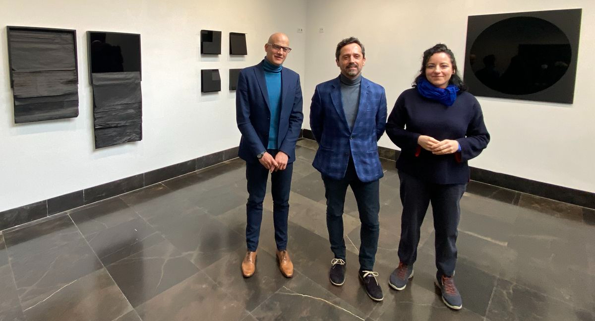 A 5 minutos de Salamanca, la exposición del artista que crea obras con carbón, metacrilato y papel de sulfito