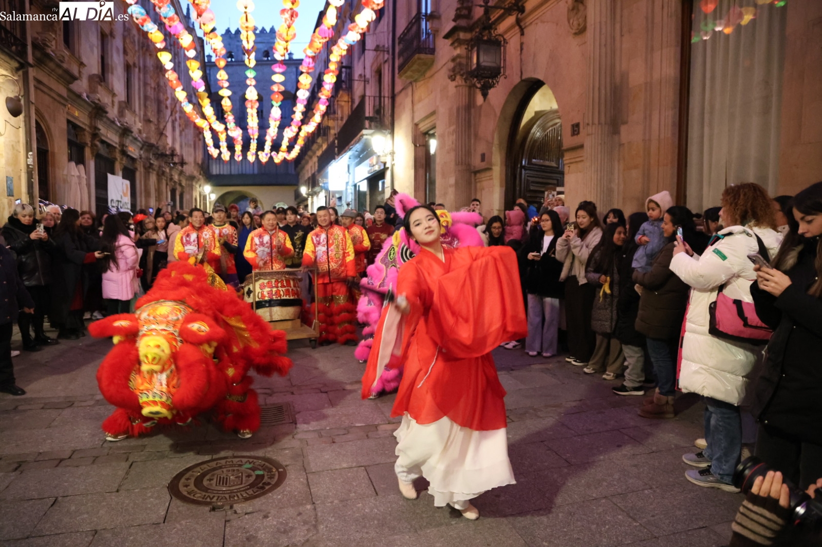Salamanca se sumerge en la luz, el color, la danza y la música de China (VÍDEO y FOTOS)