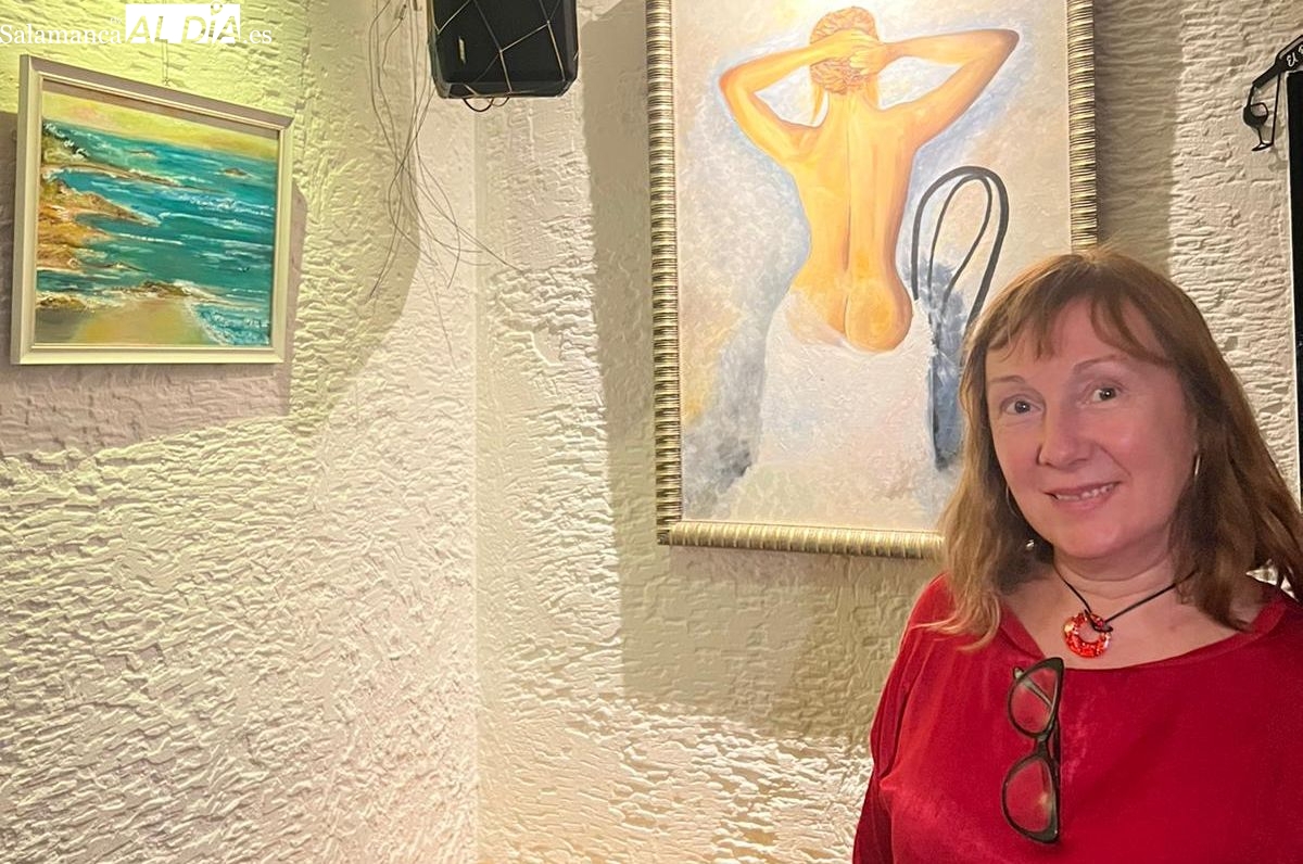 La pintora formada en Escocia que llena de color un conocido bar salmantino 