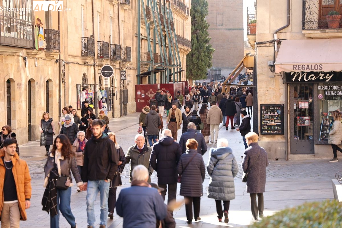 El frío no frena a los salmantinos que llenan el centro de la ciudad (FOTOS)