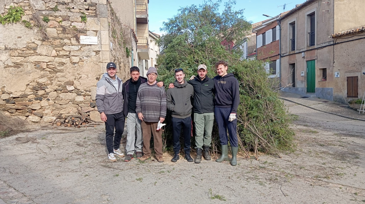 Rescatan las hogueras de júmbrio en Hinojosa de Duero por San Sebastián 