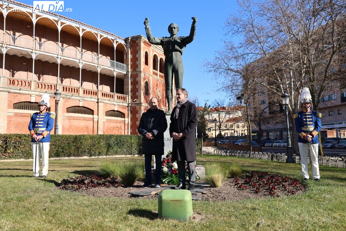 Salamanca no olvida a Julio Robles y cumple con la tradicional ofrenda floral (FOTOS)