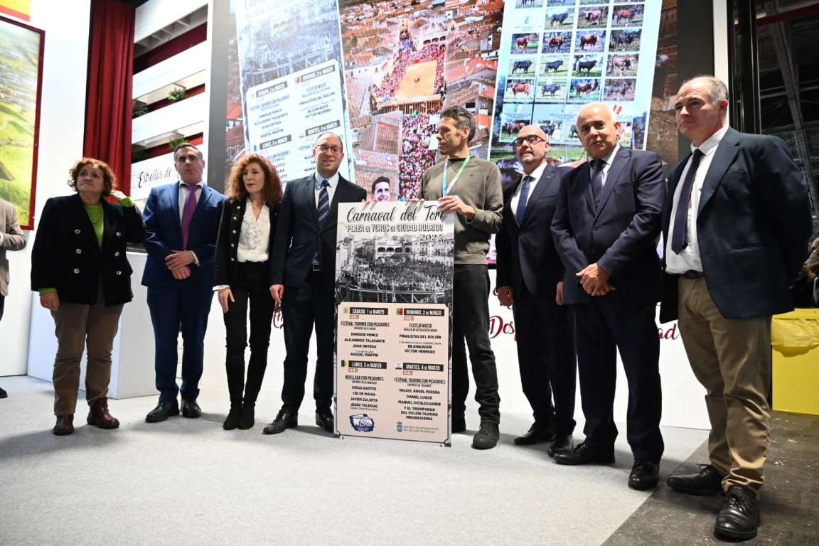 El Ayuntamiento presenta el Carnaval del Toro 2025 en FITUR con la compañía de Rubén Amón