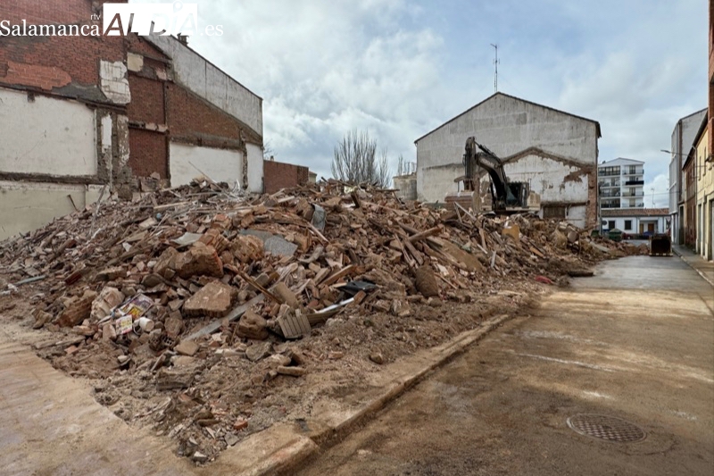 Demolidos varios inmuebles en riesgo en la calle Rebolla