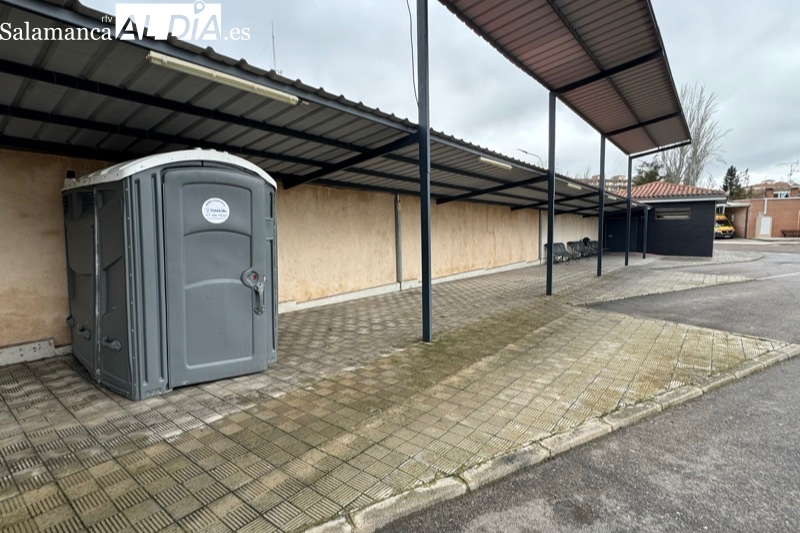 El Ayuntamiento instala un baño portatil en la estación de autobuses