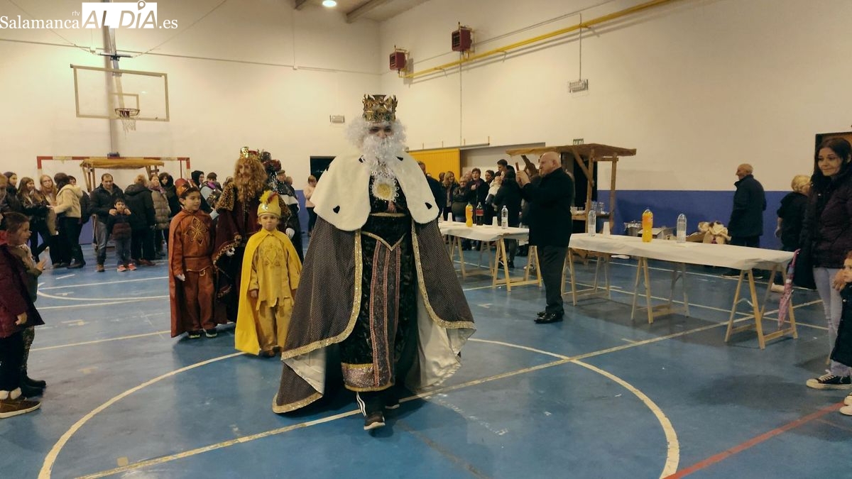 Los Reyes Magos llevan la ilusión a pequeños y mayores en Villarino de los Aires