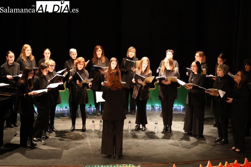 El Coro de Mujeres Kyria llena de música el Teatro de la Villa en Alba de Tormes