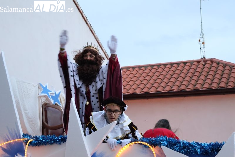 La Cabalgata de los Reyes Magos llena de magia las calles de Alba de Tormes