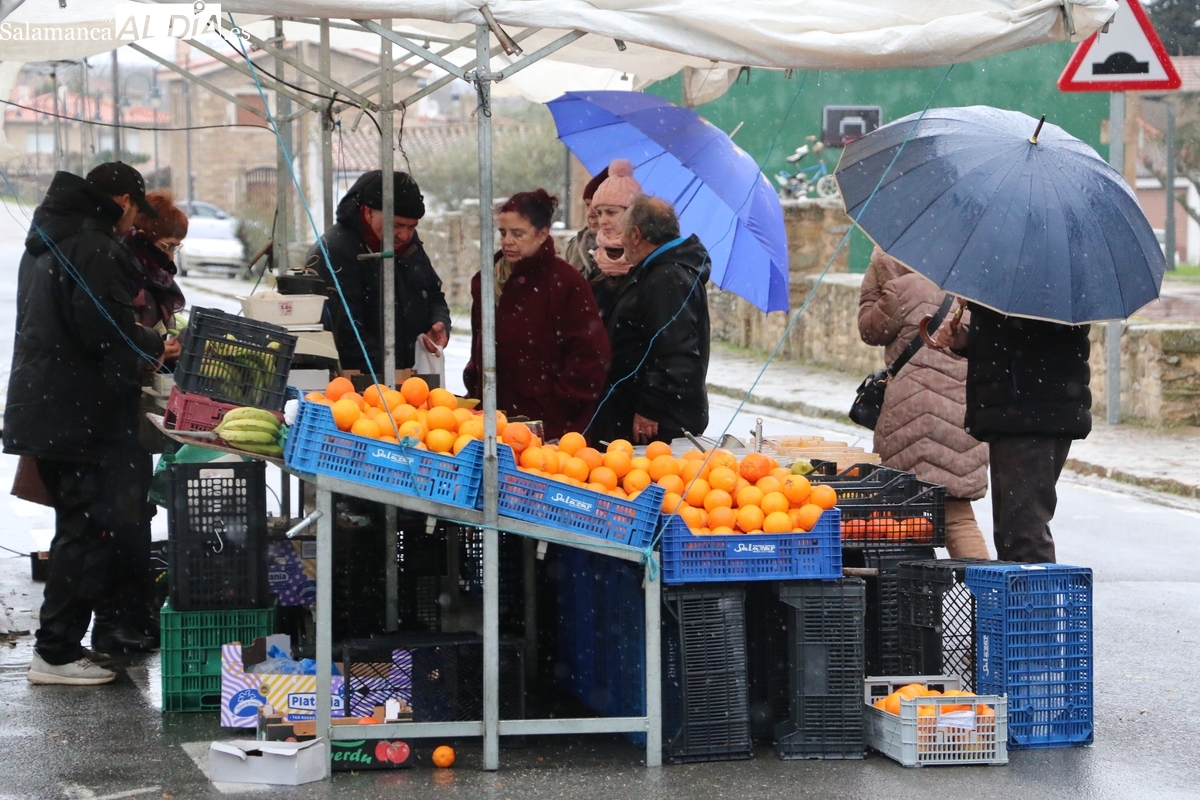El temporal de lluvia y viento estropea el primer mercadillo de 2025 en Trabanca