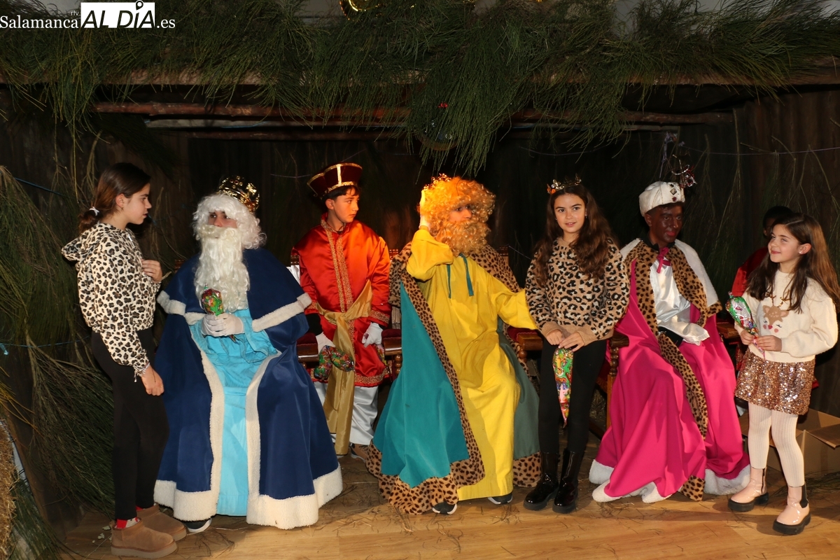 Los Reyes Magos prescinden de la carroza por la lluvia y llegan a Vitigudino en coche oficial