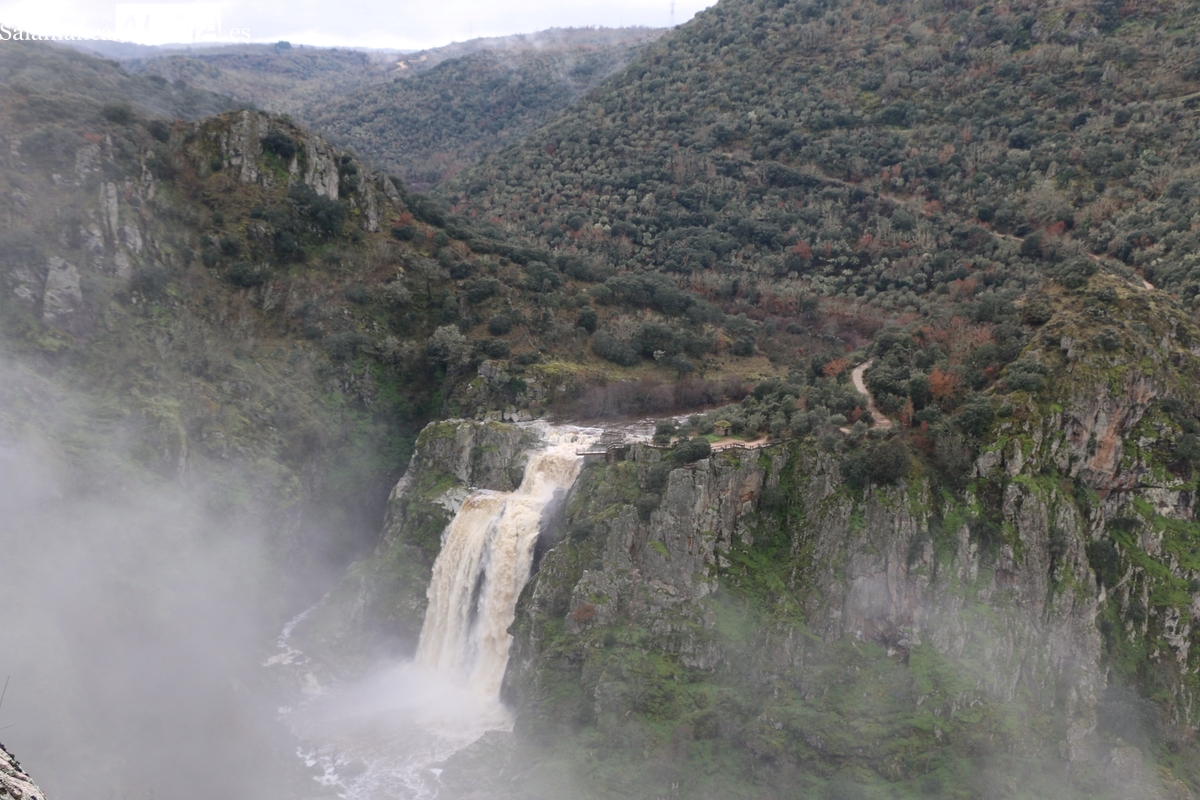 Espectacular aspecto de la cascada del Pozo de los Humos tras el paso de la borrasca Garoé