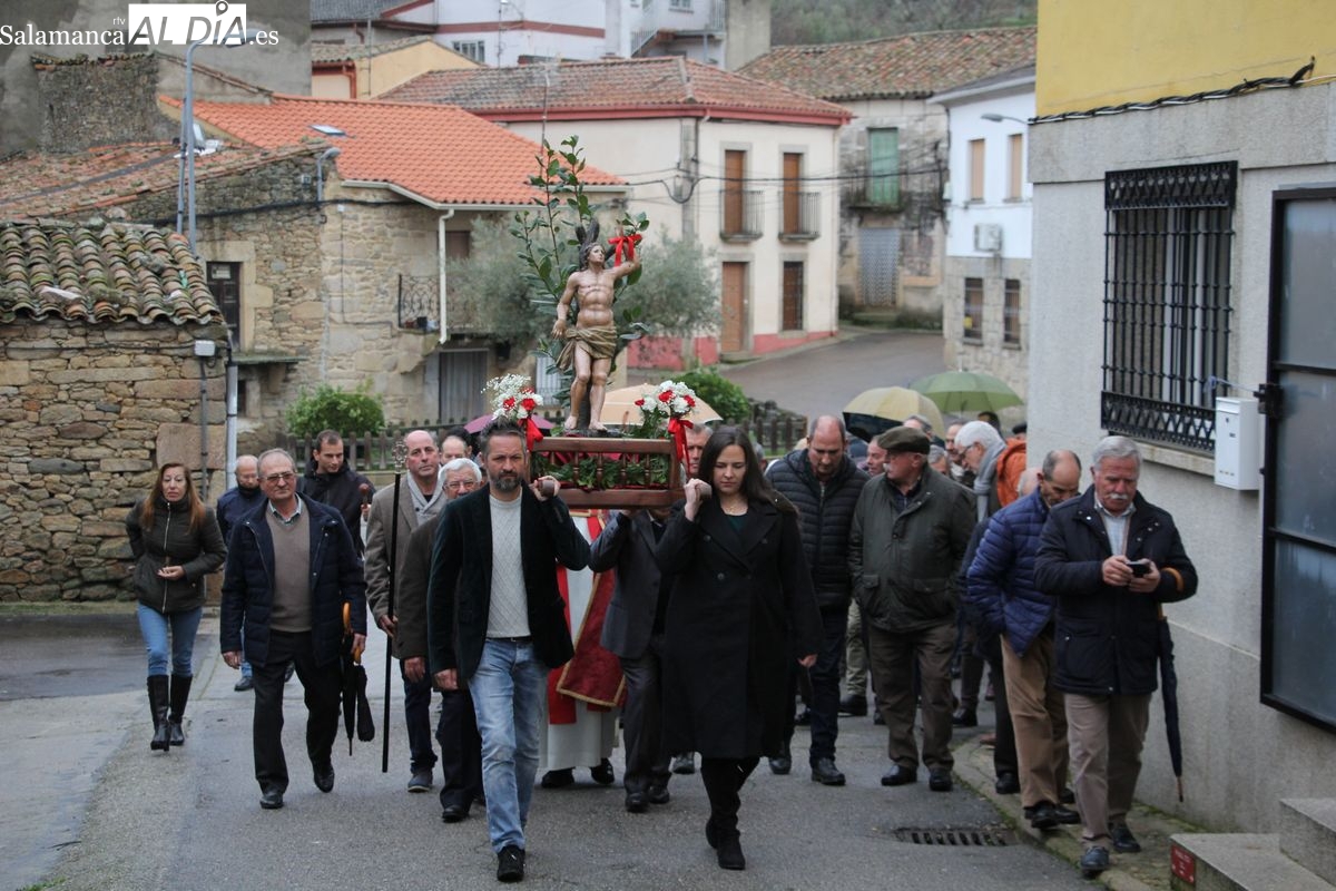 En Mieza celebran San Sebastián con misa, procesión y una animada comida  