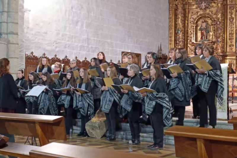 La Coral Kyria llena de música y Navidad la iglesia parroquial de Macotera con su esperado concierto