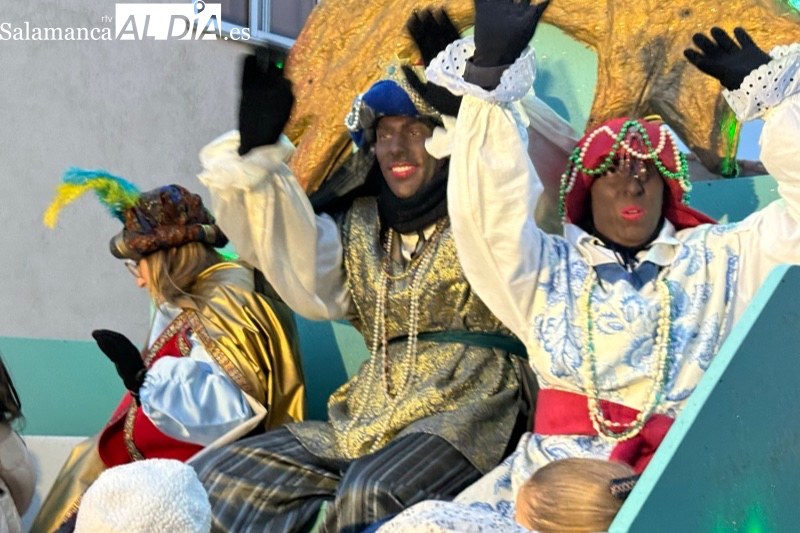 Macotera desafia a la lluvia y el intenso frio para acompañar a los Reyes Magos en su esperada Cabalgata