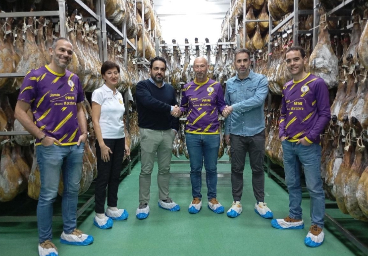 El Club Atletismo Macotera y la empresa Jamón Prim renuevan su acuerdo de patrocinio cuatro año más