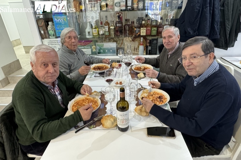 Gran ambiente y mesas llenas para disfrutar de la tradicional alubiada de San Antón en Los Álamos Gastrolab