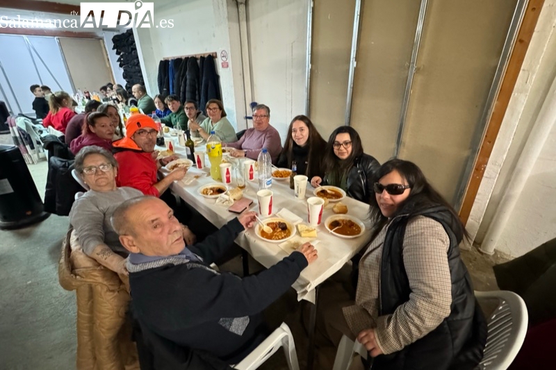 Más de un centenar de personas participan en la alubiada de la cofradía de la Esperanza