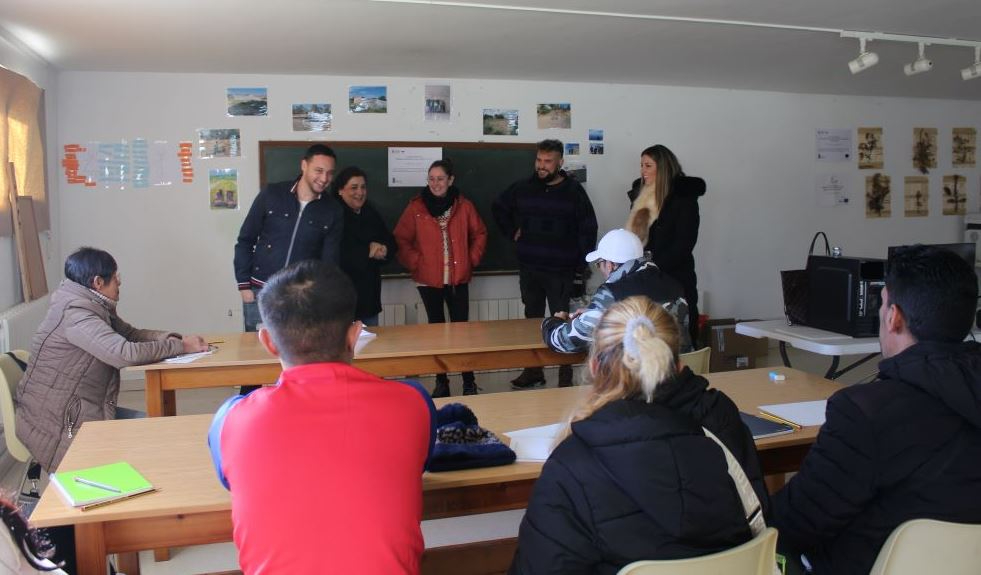 Ocho personas arrancan la novedosa acción de Pintura decorativa en construcción de Cáritas