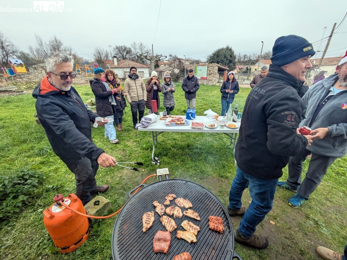En Saldeana celebran la Navidad con música y carne a la parrilla