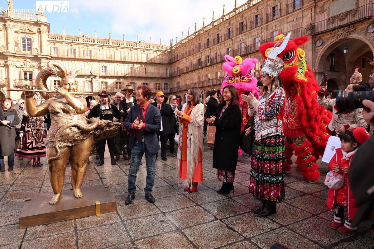 FOTOS | La nueva escultura que atrae todas las miradas en la Plaza Mayor de Salamanca