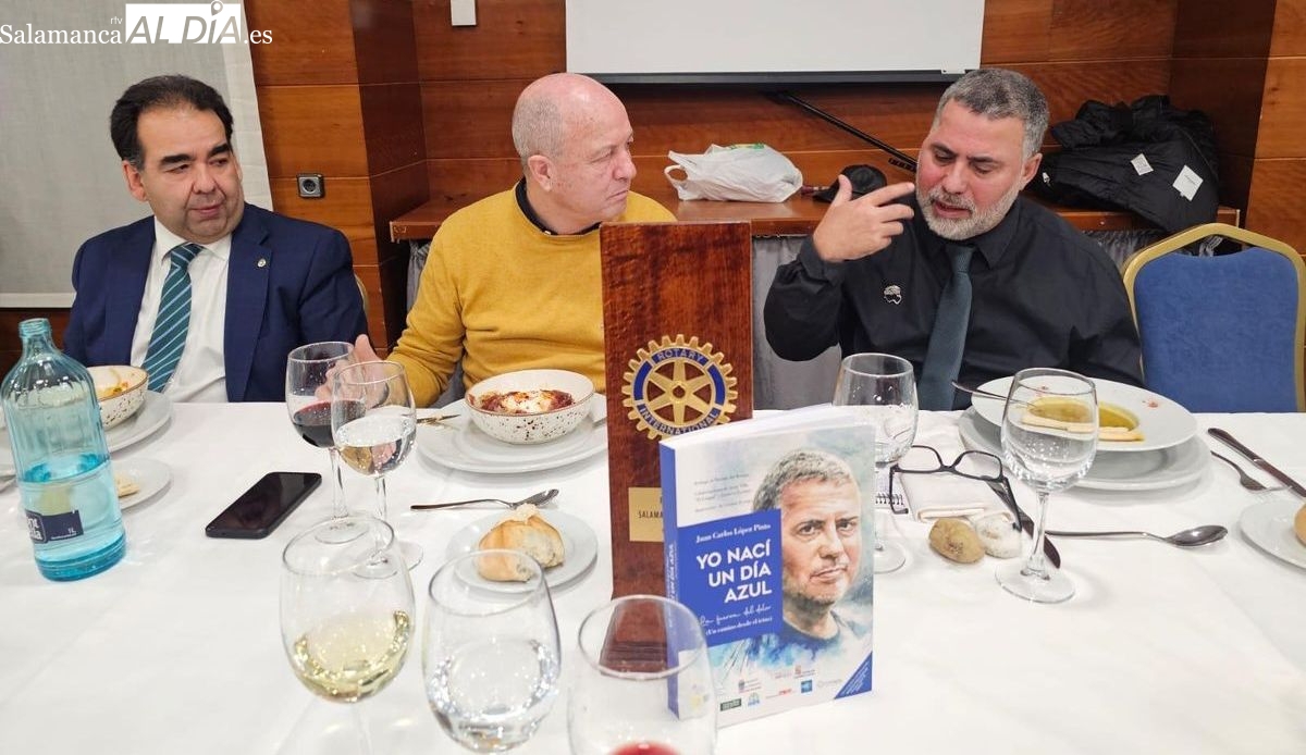 El Rotary Club Salamanca Plaza Mayor acoge la presentación de Yo nací un día azul (FOTOS)