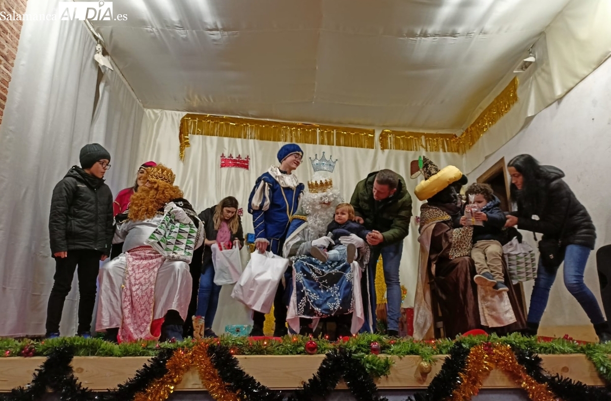 Noche de magia e ilusión en San Felices de los Gallegos con la llegada de los Reyes Magos