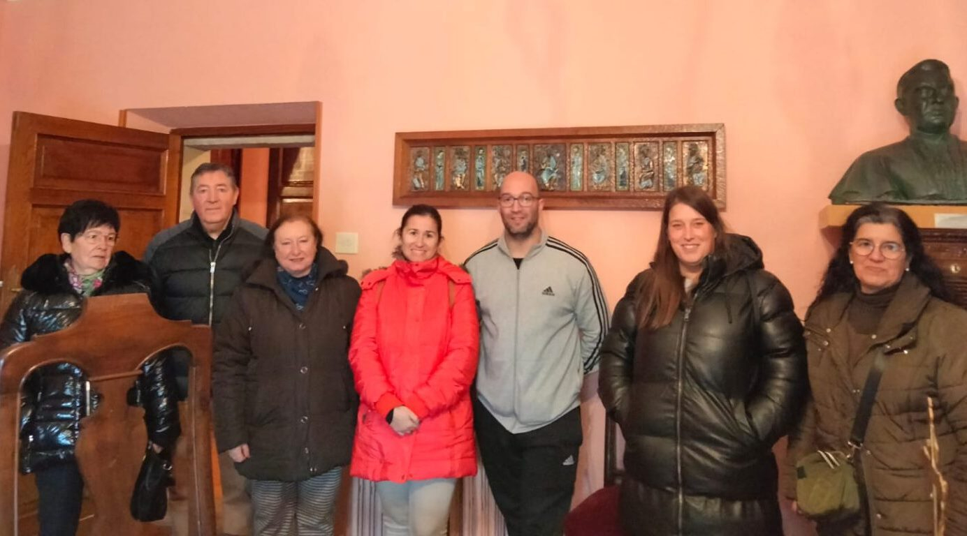 Un grupo de siete personas disfruta de la visita mensual a la zona noble del Palacio Episcopal