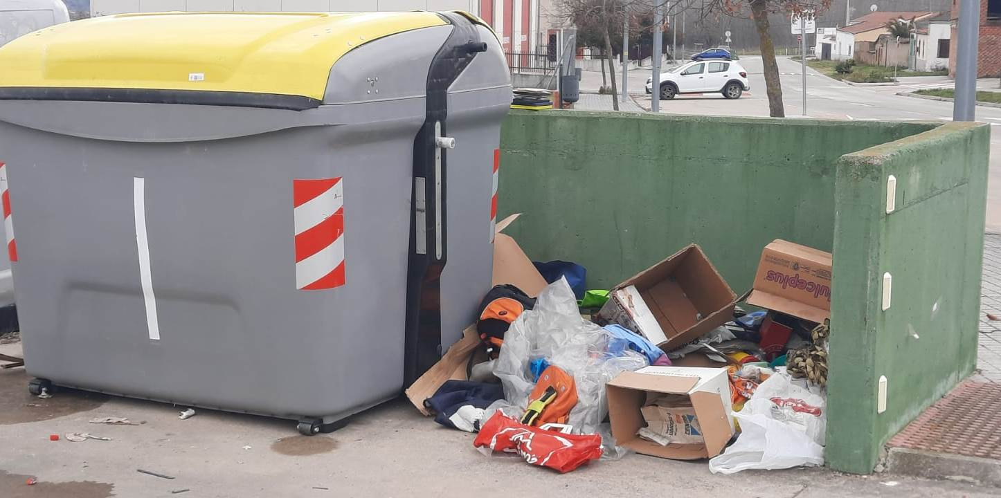Denuncian la ‘creación’ de un ‘punto sucio’ en la calle Río Agadón