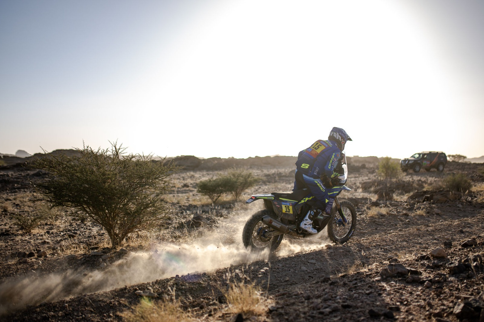 Santolino salva una etapa interminable y acampa con los favoritos en el Dakar