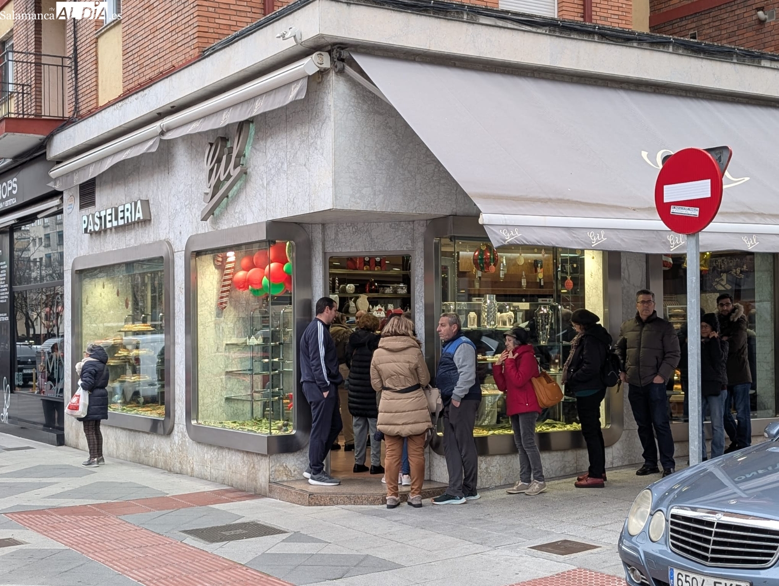 (GALERÍA DE FOTOS) Colas en las pastelerías para comprar el tradicional Roscón de Reyes 