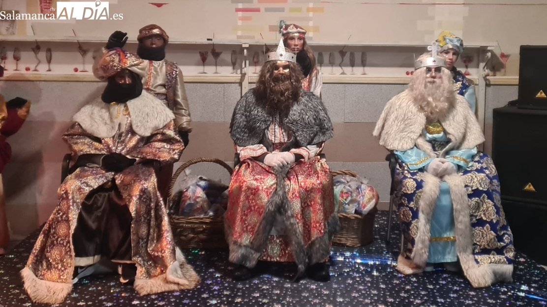 La lluvia no impide la llegada en cabalgata a Hinojosa de Duero de Melchor, Gaspar y Baltasar